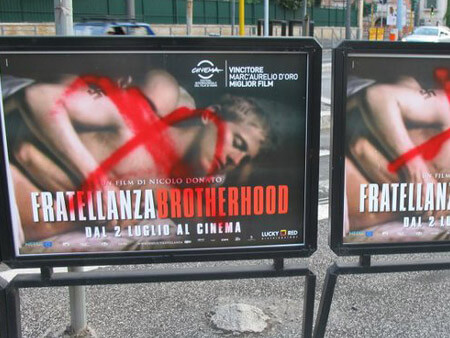 Esce al cinema “Fratellanza”: imbrattati a Roma i cartelloni