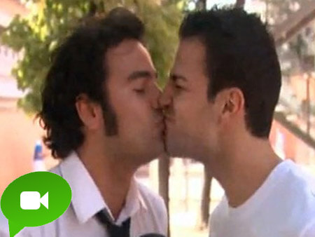 Il sogno si avvera, il campione Fabregas bacia il reporter