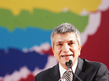 "Senza comunità, non esisto": a tu per tu con Nichi Vendola e Sacro Queer, i suoi versi LGBTQ+ contro l'apocalisse dei totalitarismi - intervista - nichi presidenteBASE - Gay.it