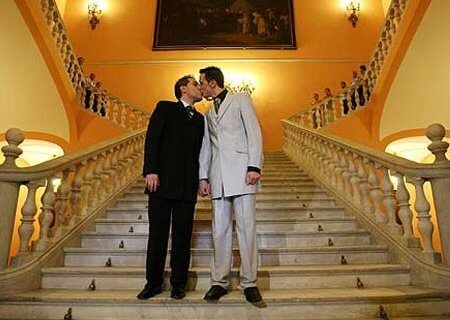 Militare gay spagnolo cacciato:"Molestato dai superiori" - militare cacciato spagnaBASE - Gay.it