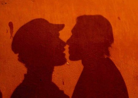 Bacio gay, il Sindaco: "Ma che omofobia, è rissa tra ladri" - bacio pignataro reazioni BASE - Gay.it