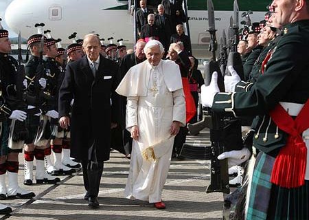 Il Papa nel Regno Unito: "Non merita gli onori di Stato" - papa inghilterraBASE - Gay.it