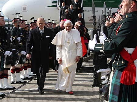 Il Papa nel Regno Unito: "Non merita gli onori di Stato" - papa inghilterraBASE - Gay.it