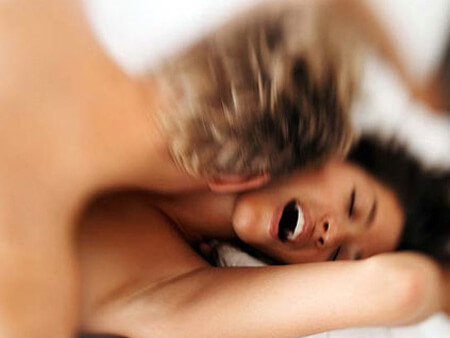Amplessi rumorosi: coppia gay contro l’inquilina sessantenne