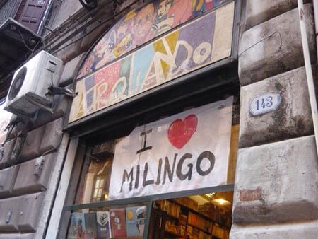 Blitz della Digos nella libreria gay mentre passa il Papa