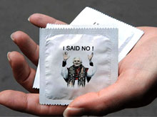 Il Vaticano precisa: condom anche per donne e trans - condompapaBASE - Gay.it
