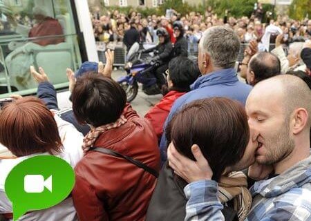 Barcellona saluta Ratzinger con un Queer Kissing Flashmob - papa barcellona bacio gayBASE - Gay.it