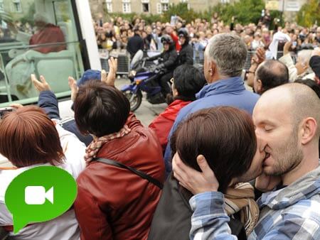 Barcellona saluta Ratzinger con un Queer Kissing Flashmob