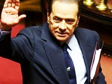 Berlusconi ancora sui gay: “Anche con un uomo se insistesse”