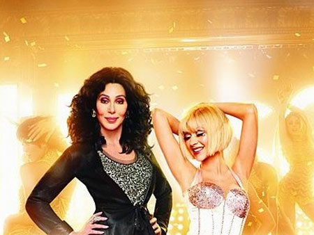 La regina Cher fa ballare tutti. È ora del burlesque!