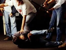 Tre giovani accusati di stupro di gruppo e aggressione