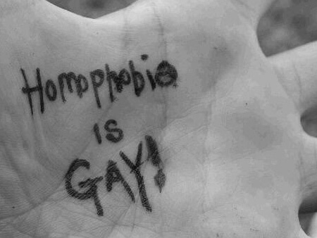 Fuoco incrociato sui gay: Libero e il Foglio all’attacco