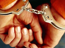 Ispezioni corporali al leader gay, condannati due agenti