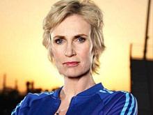 Jane Lynch di "Glee" si racconta in un'autobiografia - suesilvesterlesBASE - Gay.it