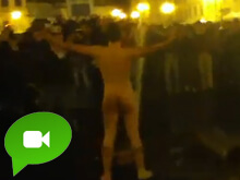Ubriaco si spoglia in piazza: prima “frocio” e poi le botte