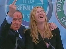 Meglio le belle ragazze che gay: una trans denuncia Silvio