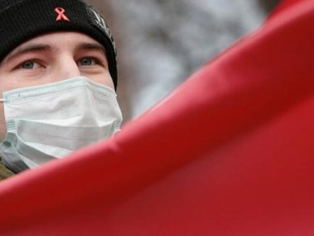 HIV: sempre più contagi tra i giovani. E il governo? Non c’è