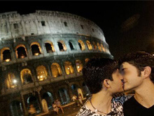 Si baciarono al Colosseo. Coppia gay condannata a due mesi - baciocolosseocondannaBASE - Gay.it