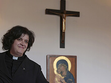 Nozze gay, religiose, a Milano: celebra la prima donna prete