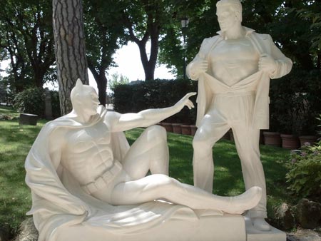 Batman spoglia Superman a Villa Borghese e il David è trans