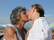 Paola Concia e la compagna Ricarda oggi spose a Francoforte - conciasposa BASE - Gay.it
