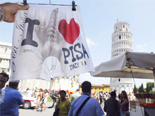 Pisa, il Vescovo non vuole le mutande con la Torre. Rimosse - torrepisafalloBASE - Gay.it