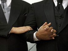 Sposi in Spagna, estranei in Italia: coppia gay dal giudice - coppia reggioBASE - Gay.it