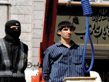 L’Iran impicca un 25enne. Boia ancora in azione contro i gay