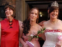 Storia di Paul e Alan, ora Jenny e Elen, spose in Galls - lesbo transBASE - Gay.it