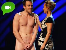 Un ragazzo nudo invade il palco e Lady Gaga va sulla Luna