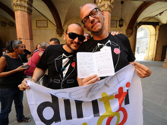 Sposi in Spagna chiedono riconoscimento al comune di Bologna - marzocchi bolognaBASE - Gay.it