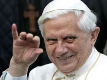 "Il guizzo negli occhi del papa davanti ai corpi maschili" - ratzinger ancora gayBASE - Gay.it