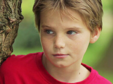 Alex, 11 anni, si sente femmina, ma il padre la vuole curare