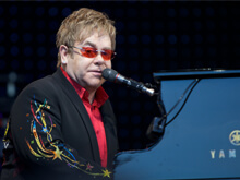 “L’amore è la cura”: il libro di Sir Elton contro l’Aids
