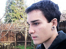 Muore suicida regista e attivista gay di 19 anni