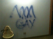 Scritte omofobe sul muro di casa di una coppia gay - scrittemurogayBASE - Gay.it