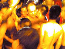 Ballano sul cubo nella discoteca etero: in 7 gay aggrediti