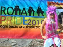 Roma Pride nel caos, lancio di bottiglia alla riunione