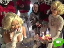 Madonna regala un bacio lesbo a Nicki Minaj per compleanno