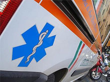 Aggredito in strada e insultato in ospedale