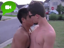Giovani, twink e autoironici nel video Call Me Gaybe