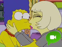 Il bacio lesbo tra Lady Gaga e Marge Simpson