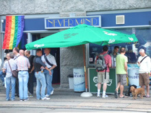 Coppia etero cacciata da bar gay: “Bacio inaccettbile qui”