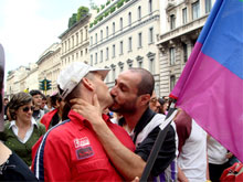 Salerno Pride choc: vigili in borhese contro baci passionali