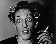 I travestiti “normali” di Diane Arbus in mostra a Berlino