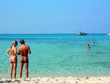 Praticavano il nudismo in spiaggia: 20 denunciati - spiaggia nudistiBASE - Gay.it