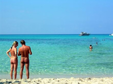Praticavano il nudismo in spiaggia: 20 denunciati
