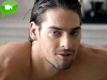 Il sexy nuotatore per lo spot italiano