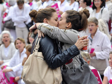Il bacio lesbo che ha sconvolto gli anti-gay francesi