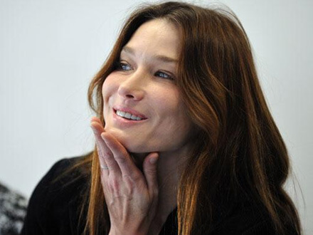 Carla Bruni: “Niente di perverso nel matrimonio gay”
